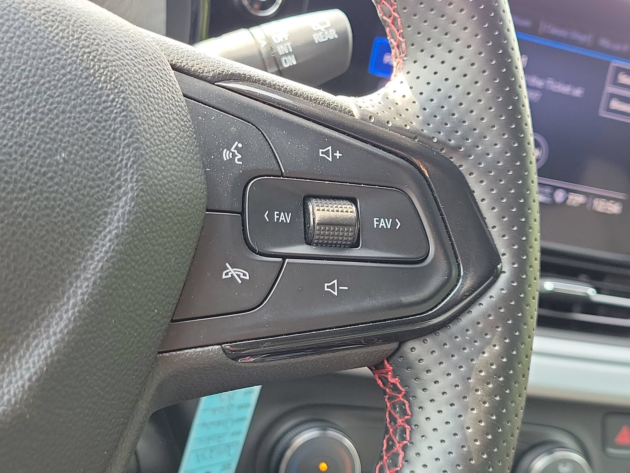 Used 2024 Chevrolet Trax RS w/ Sunroof Package FWD image 12