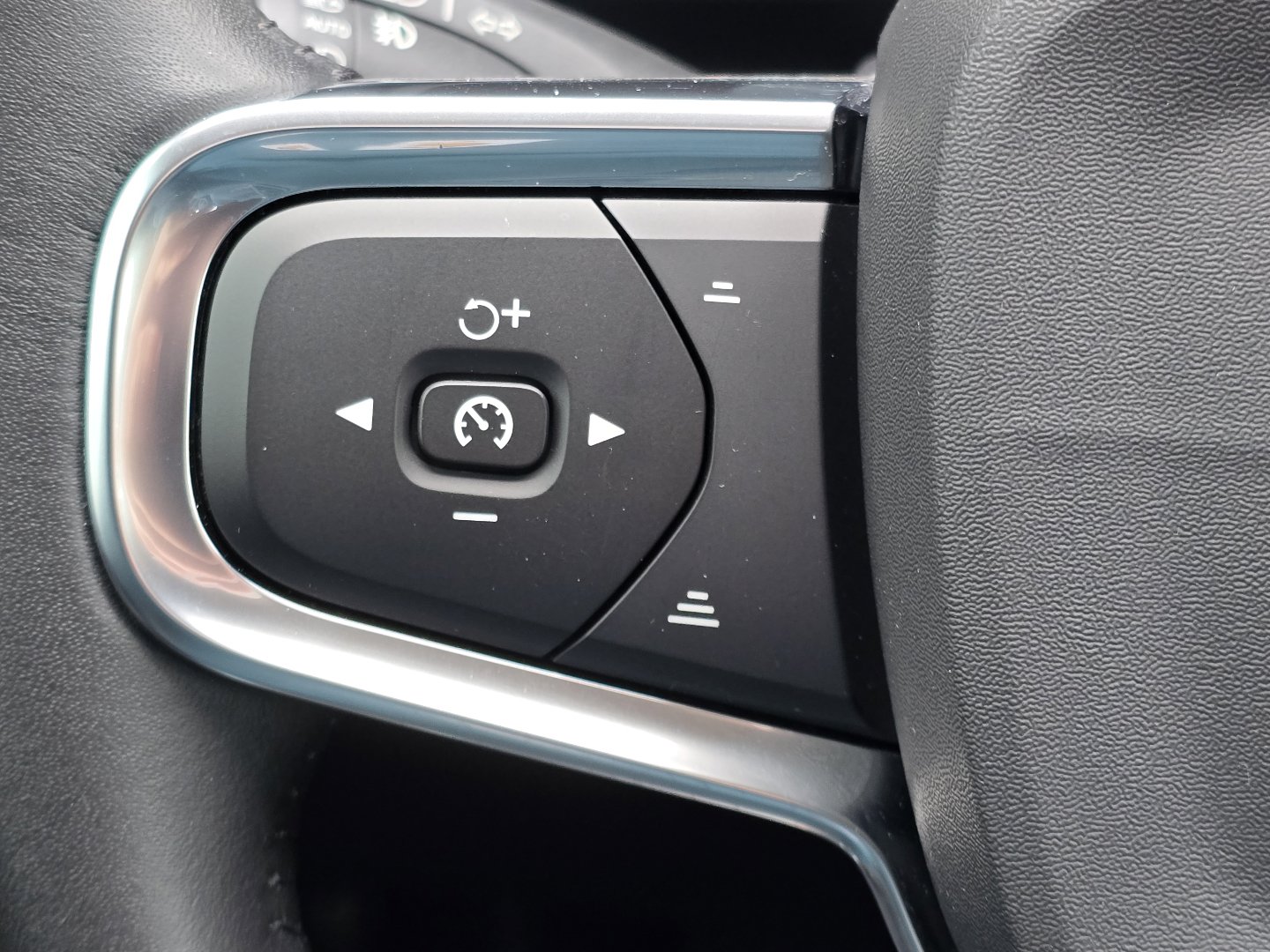 Used 2021 Volvo XC40 T5 Momentum w/ Premium Package image 21