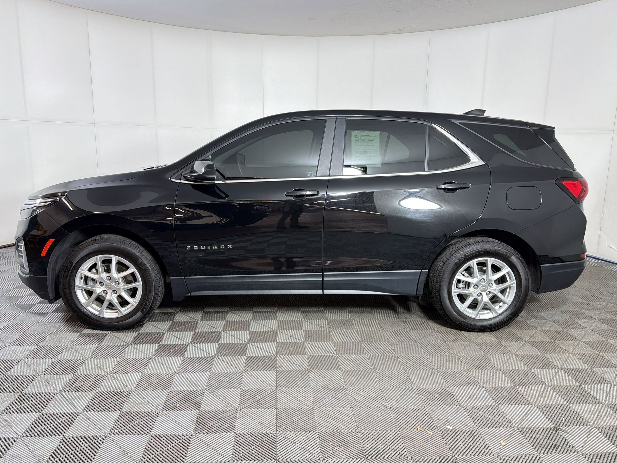 Used 2022 Chevrolet Equinox LT AWD/4WD image 2