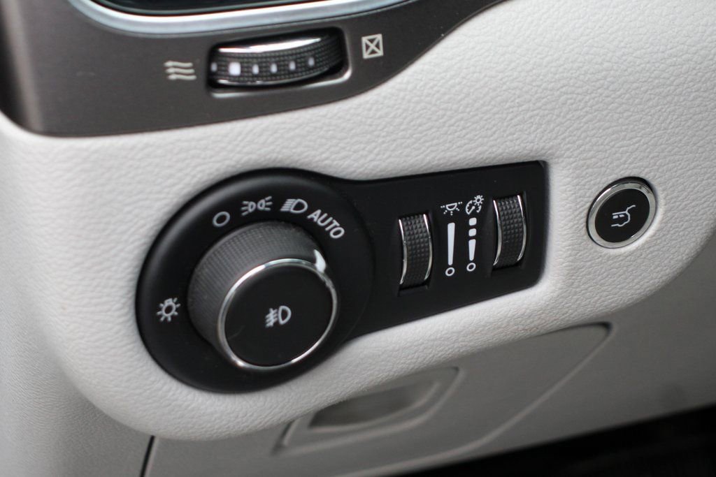 Used 2020 Jeep Cherokee Limited image 19