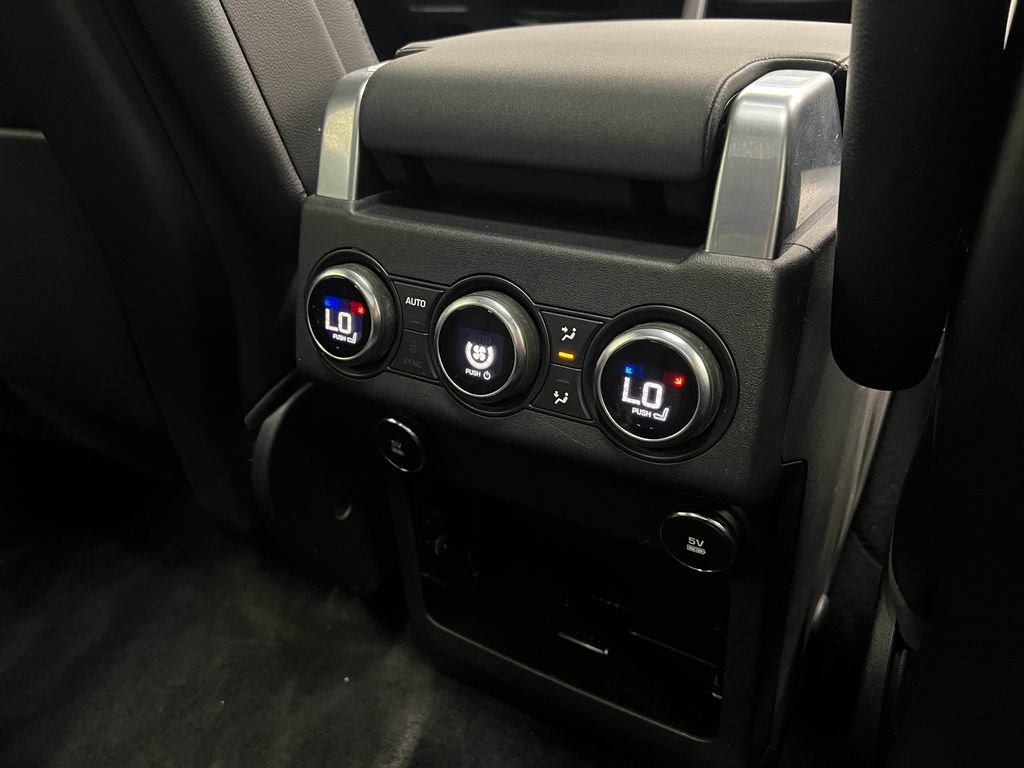 Used 2020 Land Rover Discovery Landmark image 28