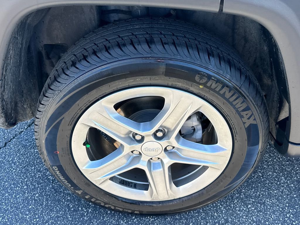 Used 2024 Jeep Compass Latitude AWD/4WD image 17