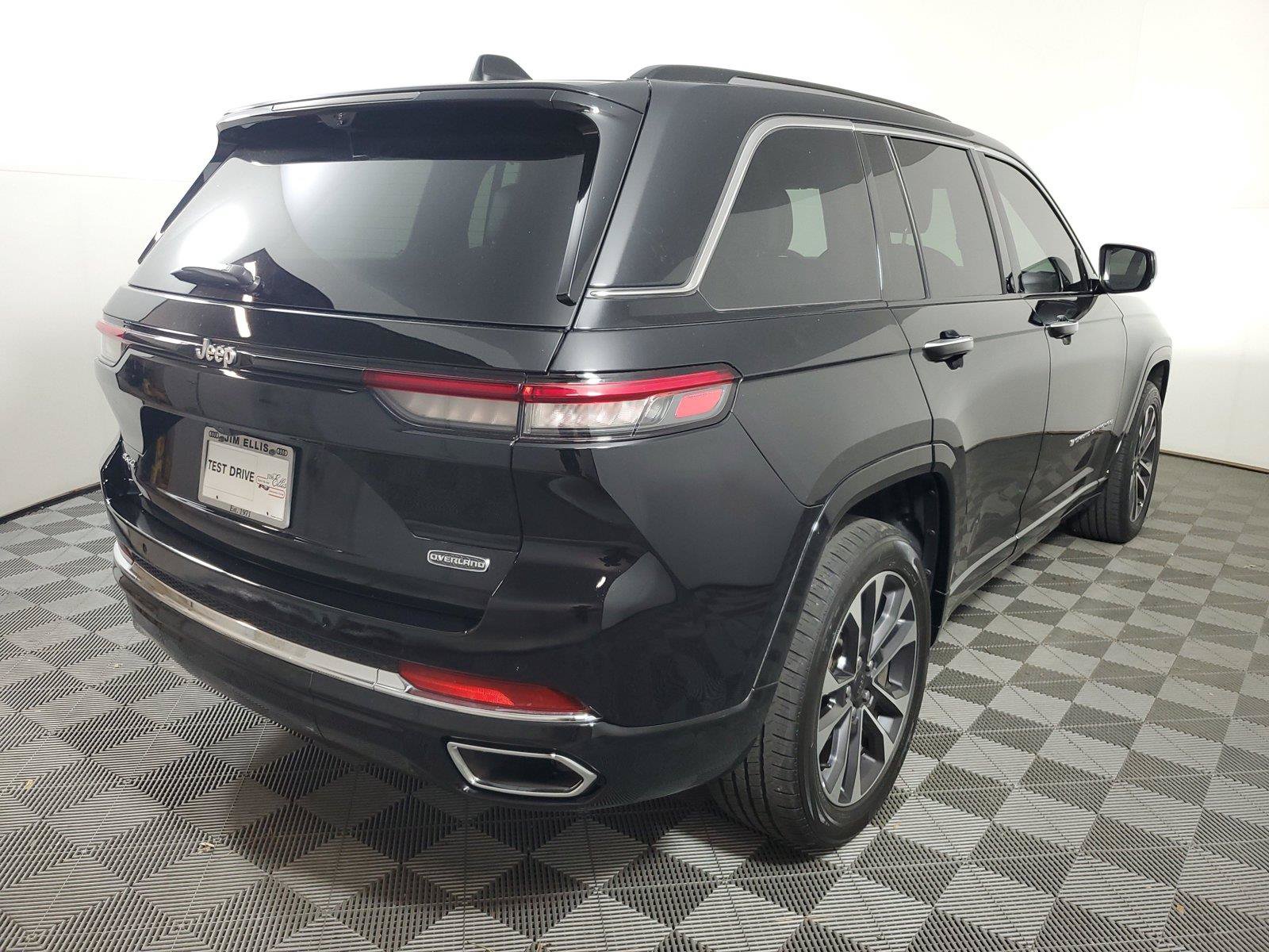 Used 2022 Jeep Grand Cherokee Overland w/ Luxury Tech Group IV AWD/4WD image 6