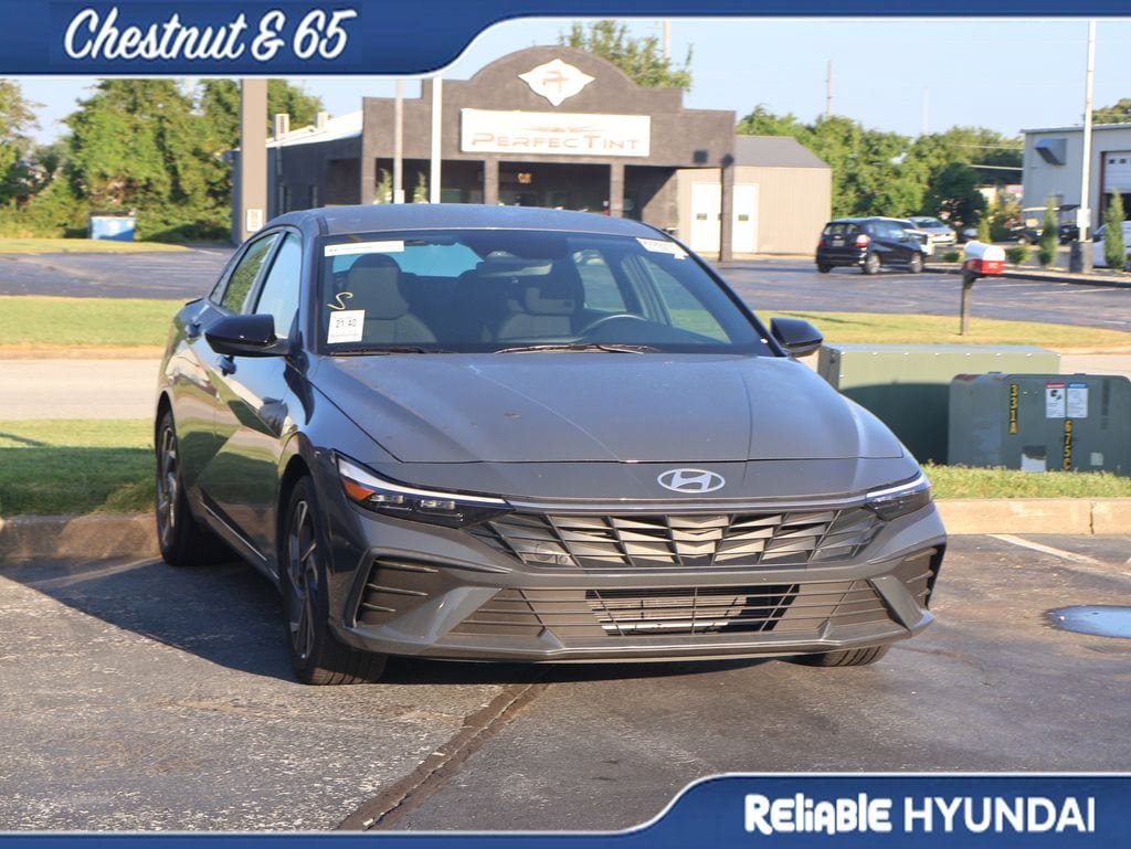 Used 2025 Hyundai Elantra Sport FWD image 2