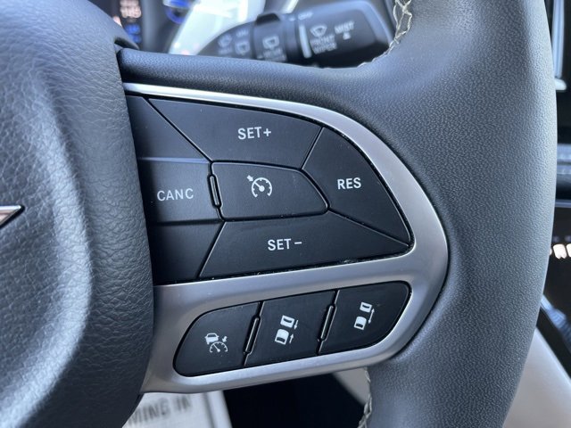 Used 2024 Chrysler Pacifica Select image 19