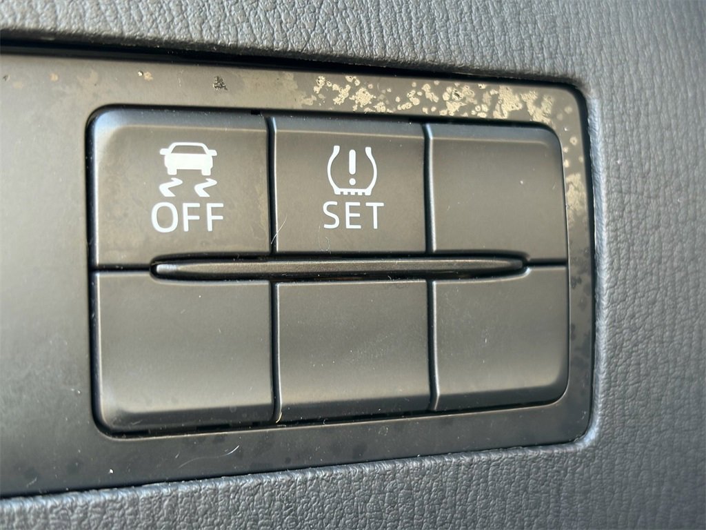 Used 2019 Toyota Yaris L image 31