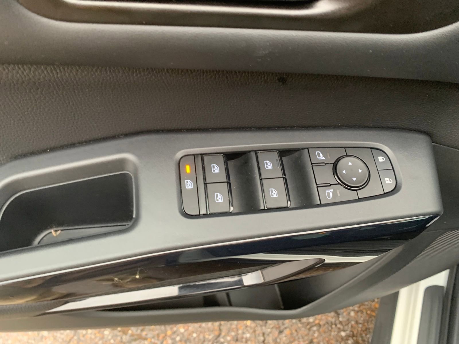 Used 2025 Nissan Pathfinder S image 12