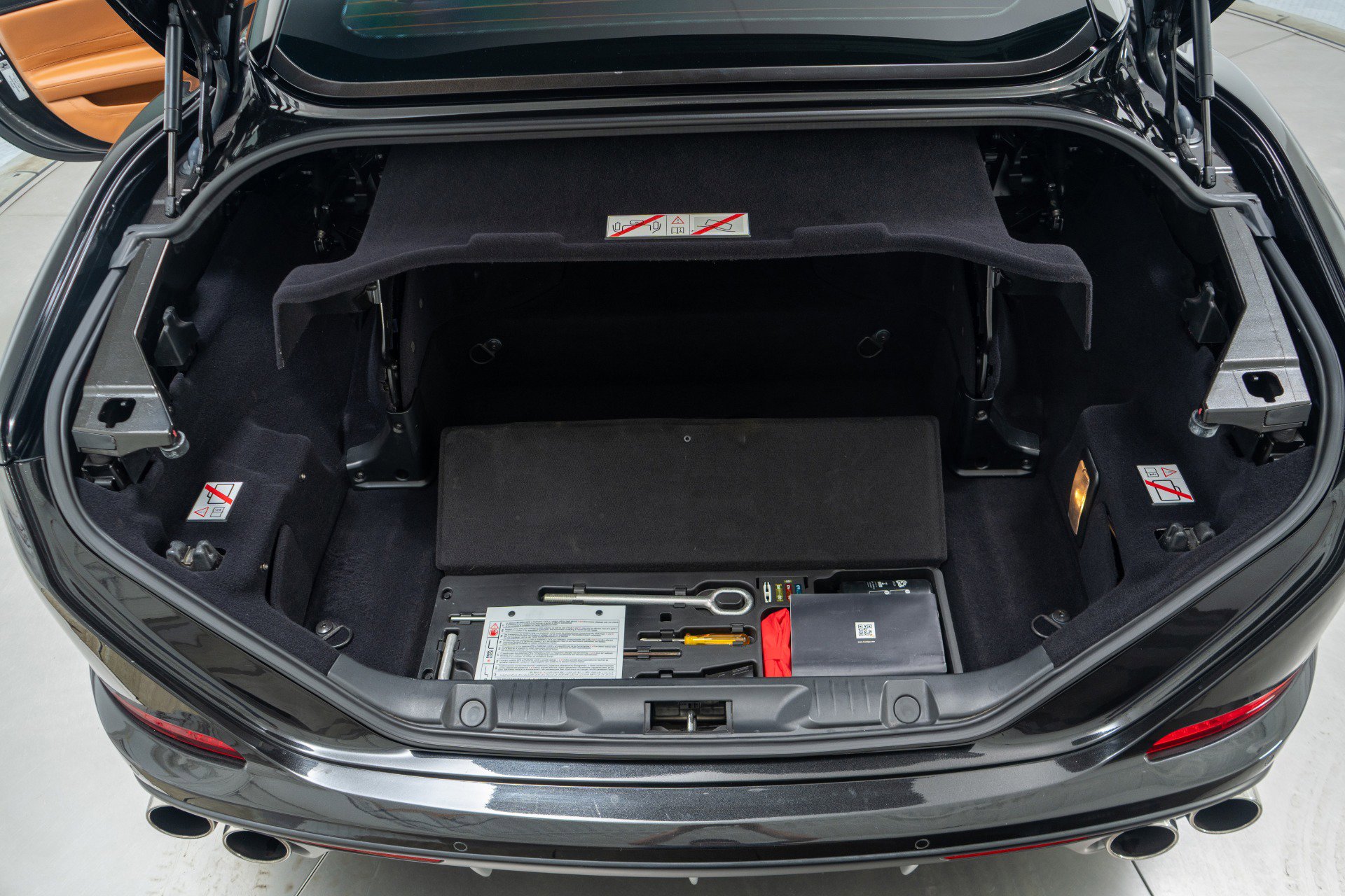 Used 2015 Ferrari California T RWD image 19