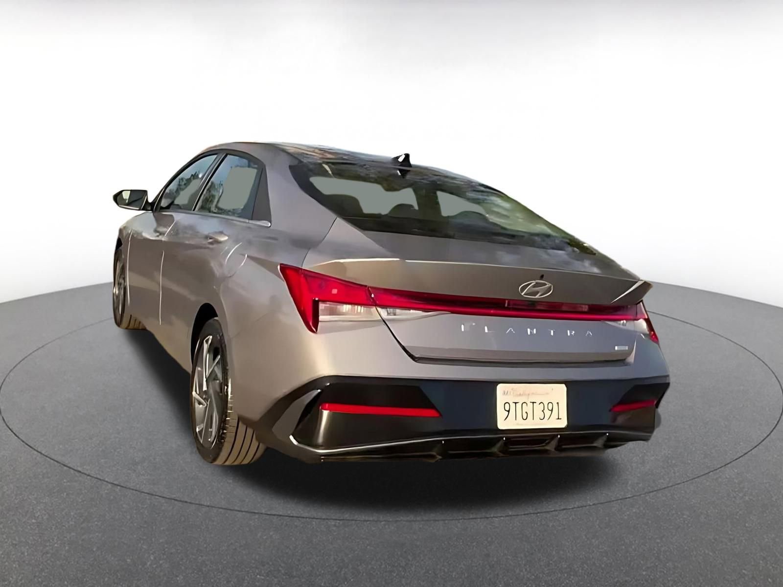 Used 2025 Hyundai Elantra Limited image 11