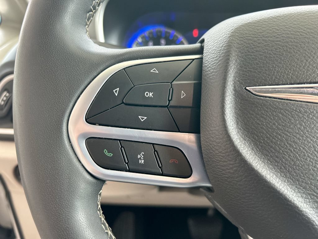 Used 2023 Chrysler Pacifica Touring-L FWD image 16