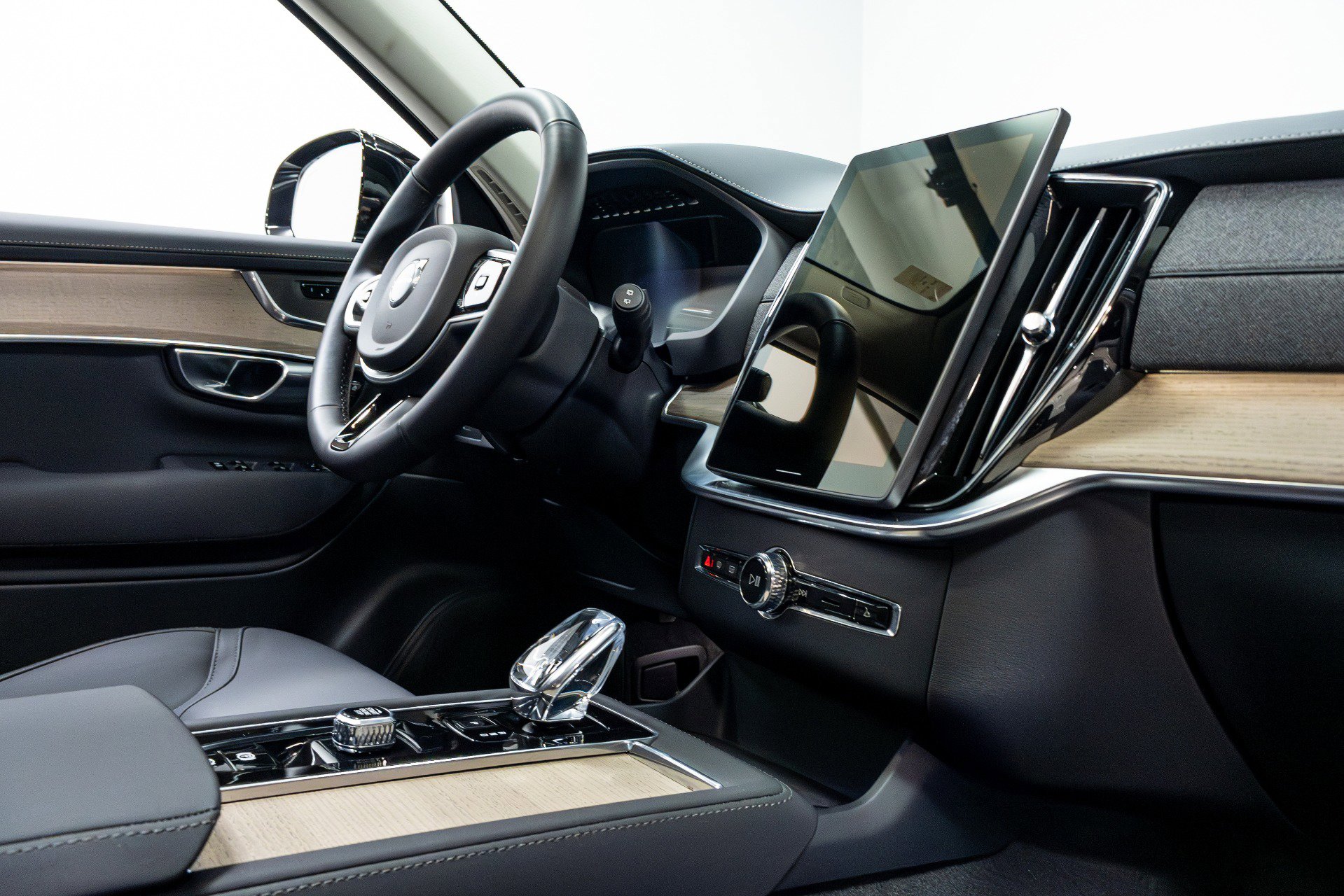 Used 2025 Volvo XC90 B6 Plus image 24