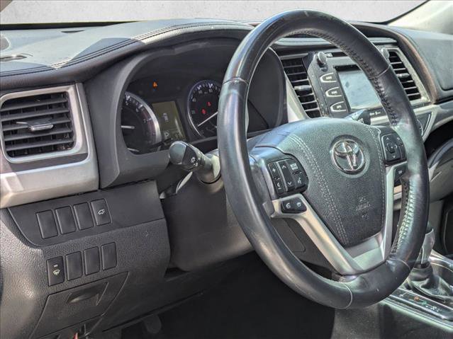 Used 2015 Toyota Highlander Plus FWD image 3