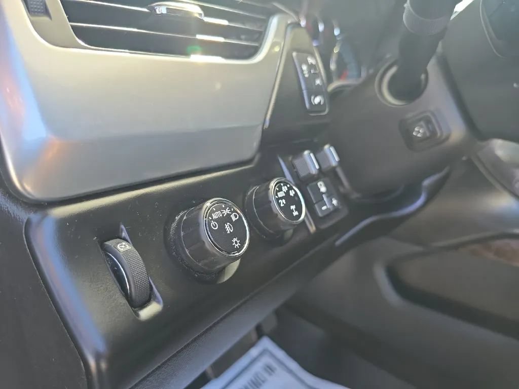 Used 2016 Chevrolet Suburban LT w/ Luxury Package AWD/4WD image 12