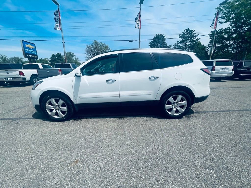 Used 2017 Chevrolet Traverse LT w/ Style and Technology Package FWD image 2