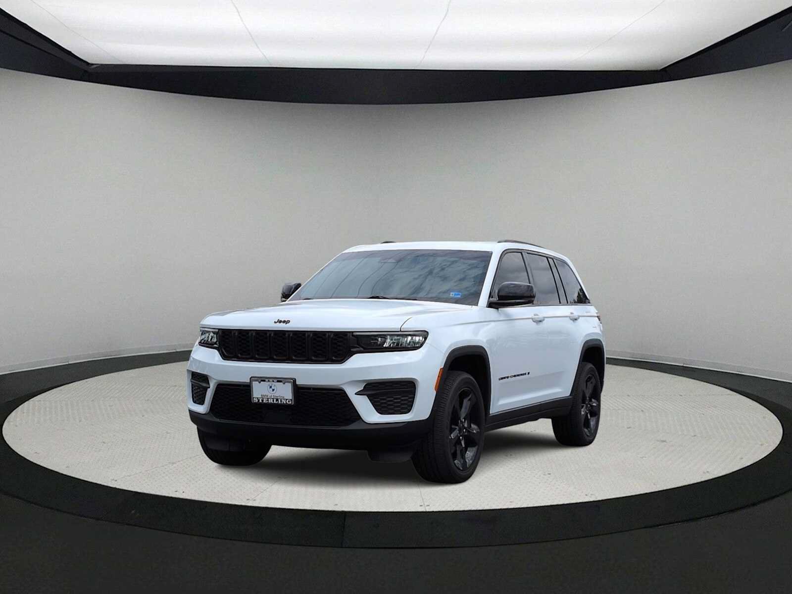 Used 2023 Jeep Grand Cherokee Altitude AWD/4WD image 4