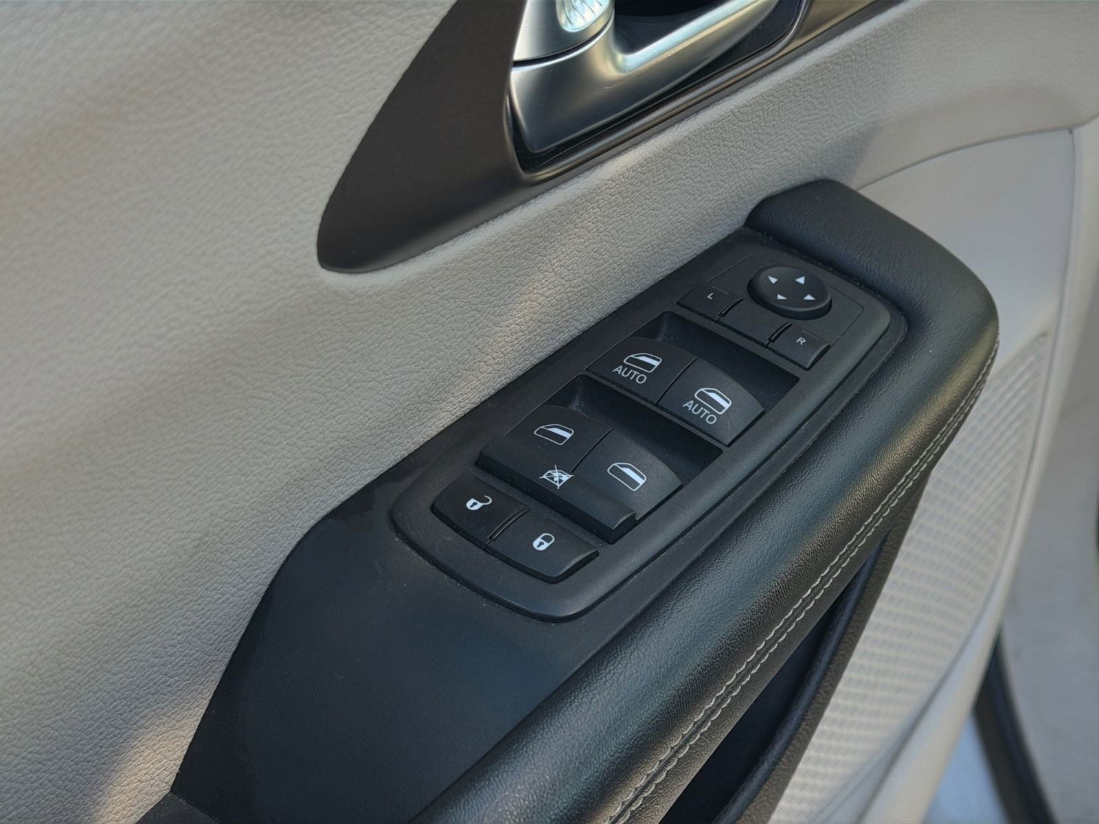 Used 2023 Chrysler Voyager LX image 18