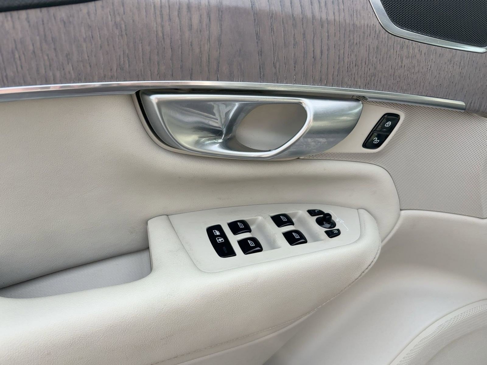 Certified 2023 Volvo XC90 B6 Plus w/ Protection Package image 12