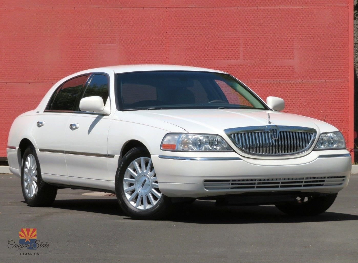 Used 2003 Lincoln Town Car Executive image 1