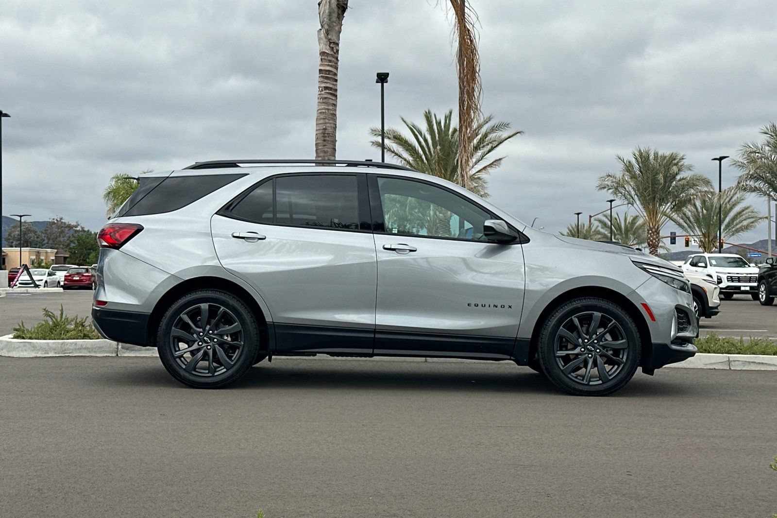 Used 2023 Chevrolet Equinox RS FWD image 3