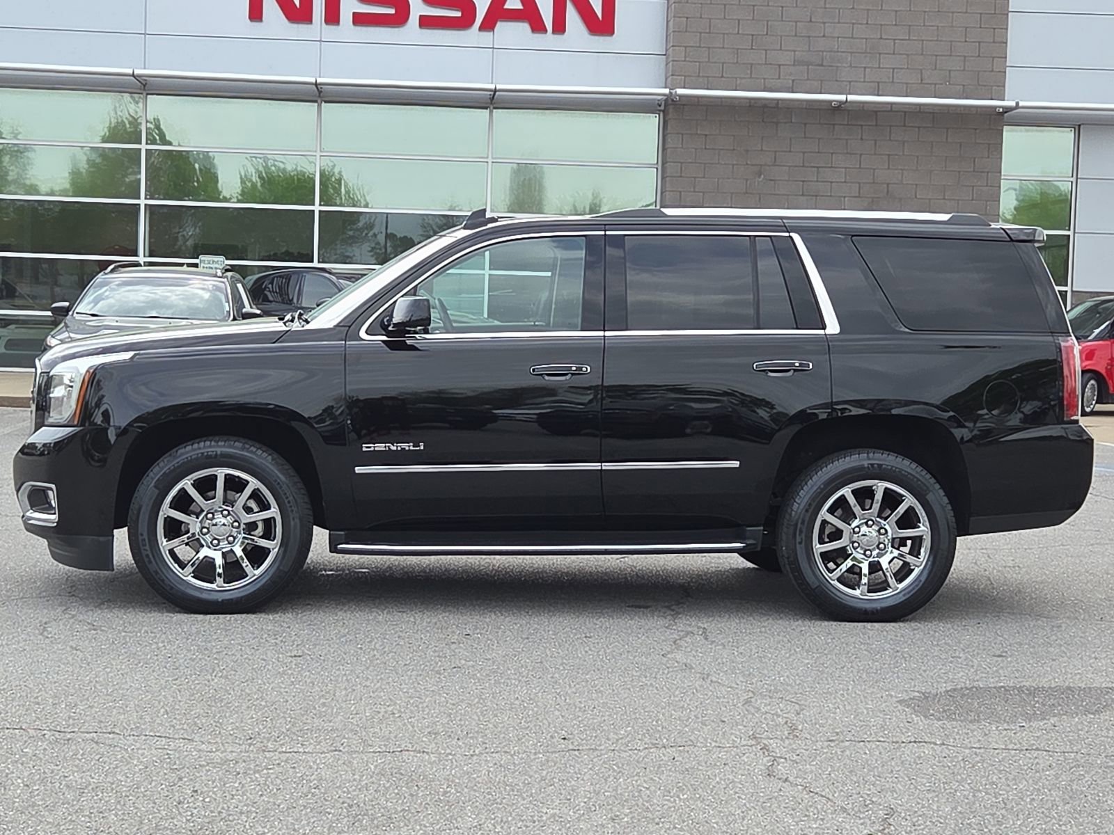 Used 2017 GMC Yukon Denali image 3