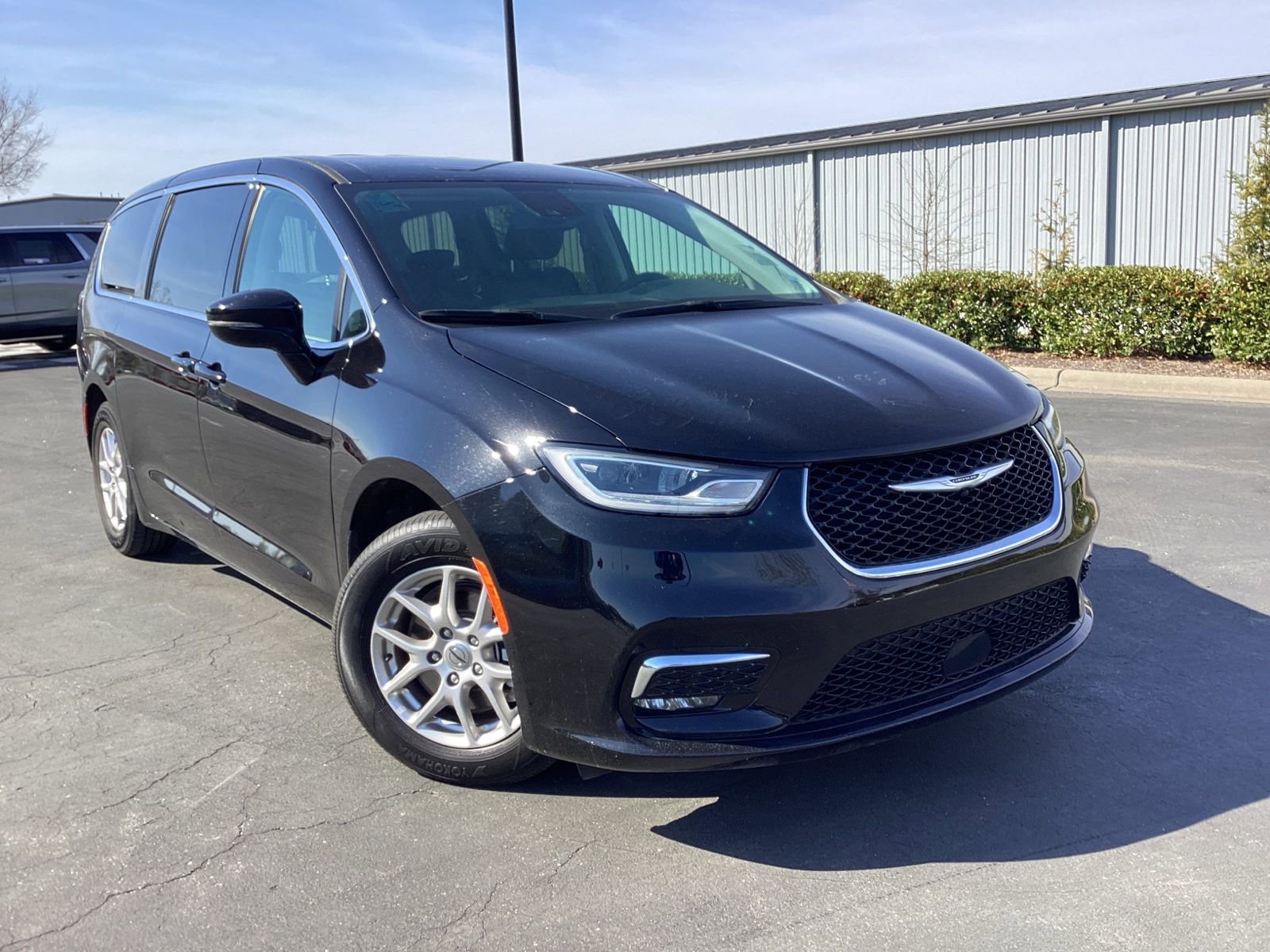 Used 2024 Chrysler Pacifica Touring-L image 7
