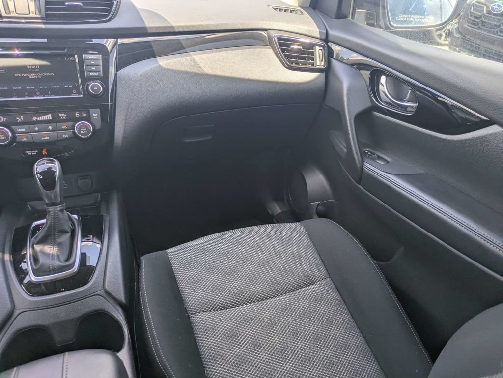 Used 2020 Nissan Rogue Sport SV FWD image 17