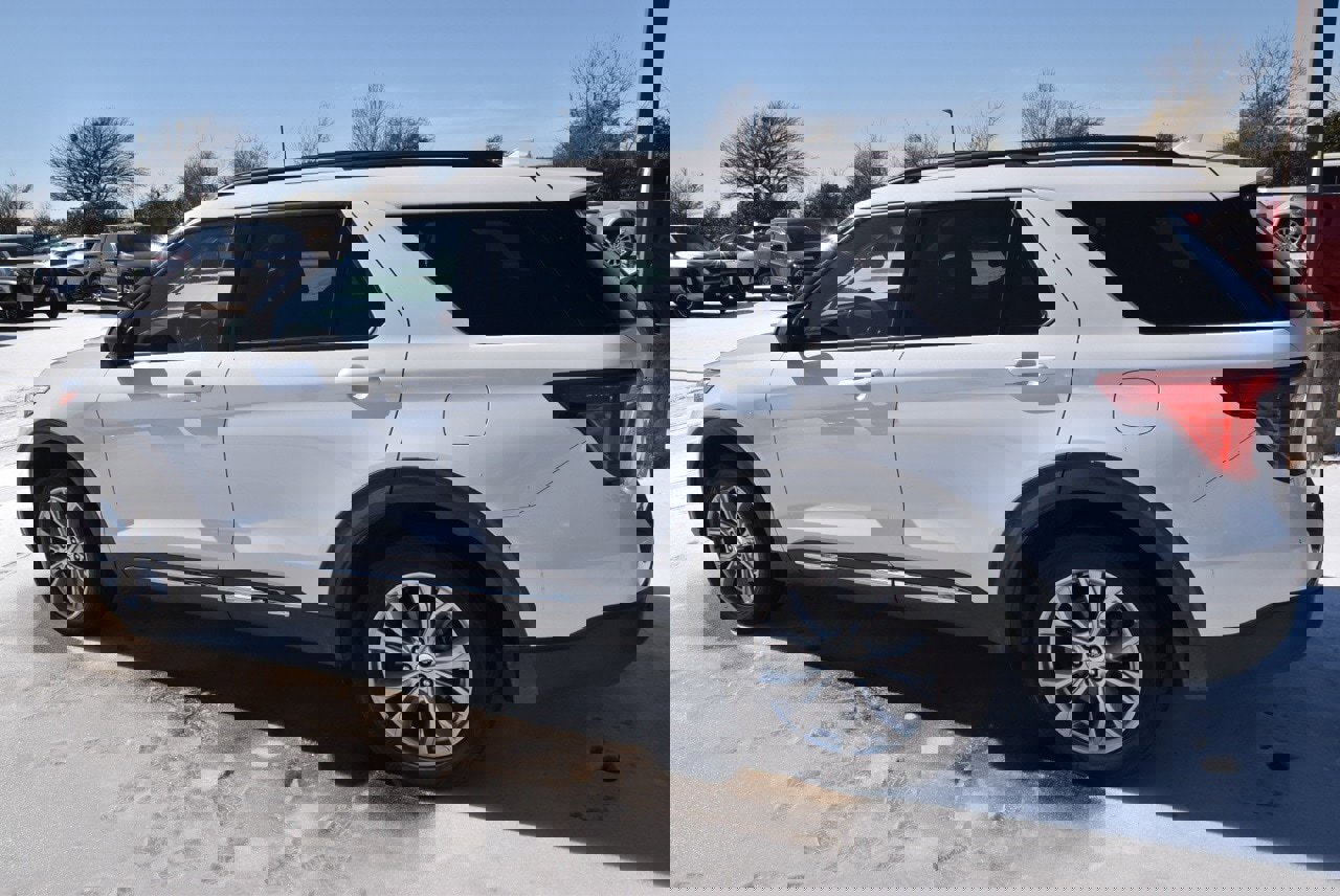 Used 2020 Ford Explorer XLT w/ Equipment Group 202A image 8