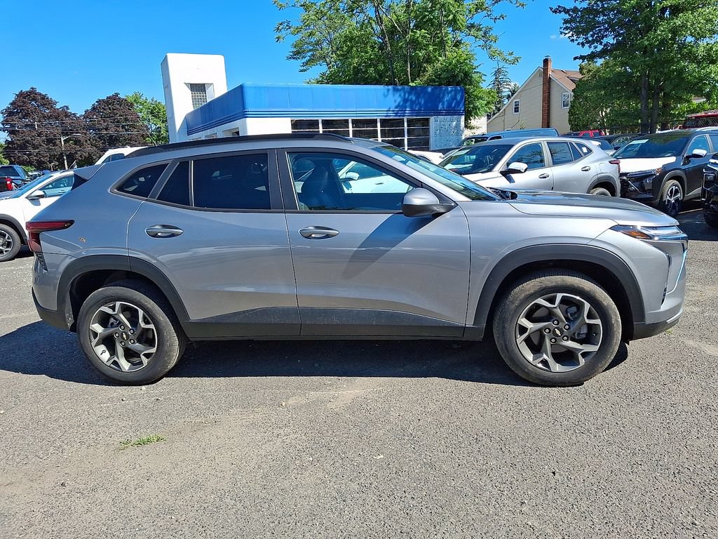 Used 2024 Chevrolet Trax LT FWD image 9
