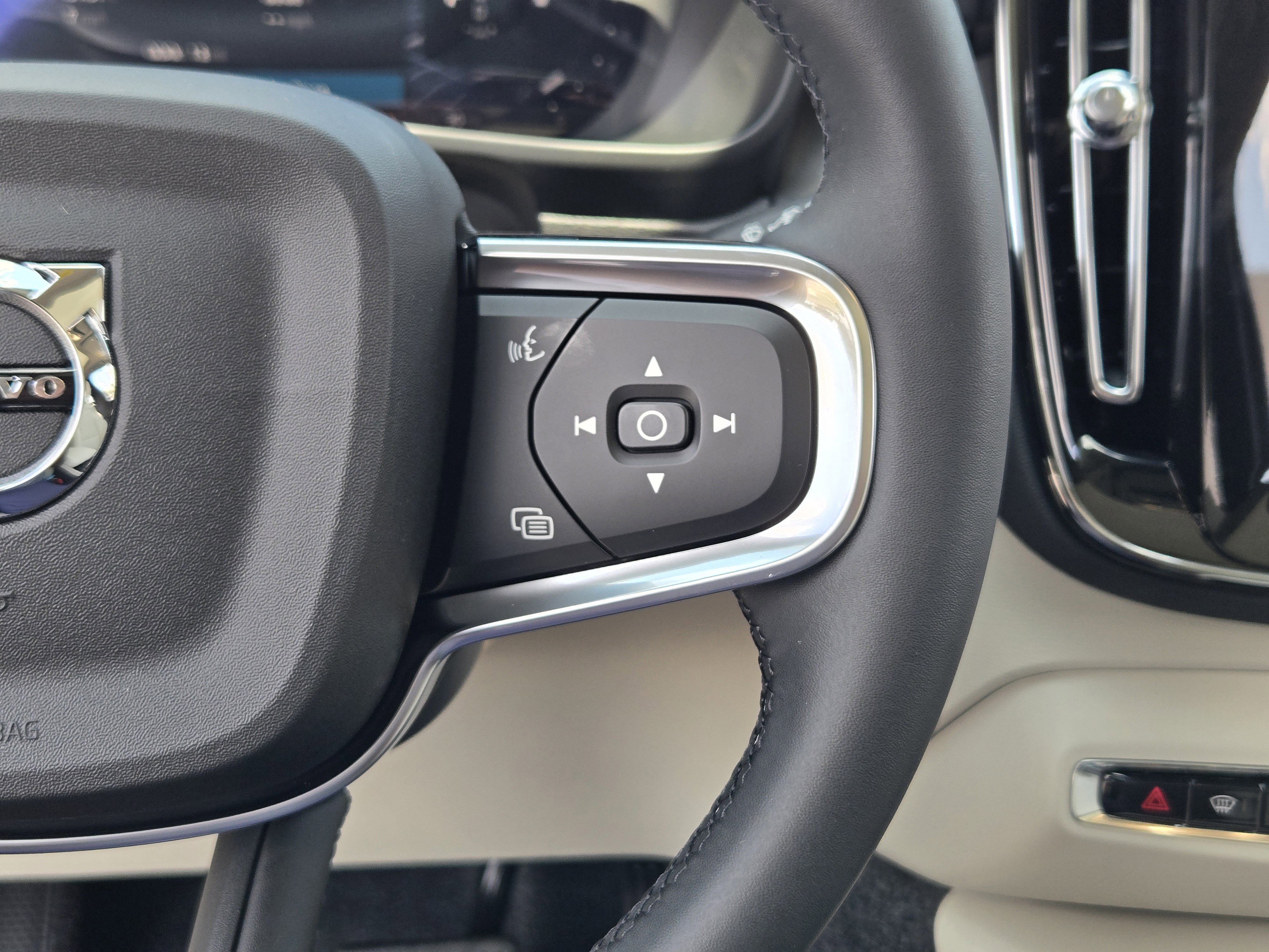 New 2026 Volvo XC40 B5 Plus w/ Protection Package Premier image 30