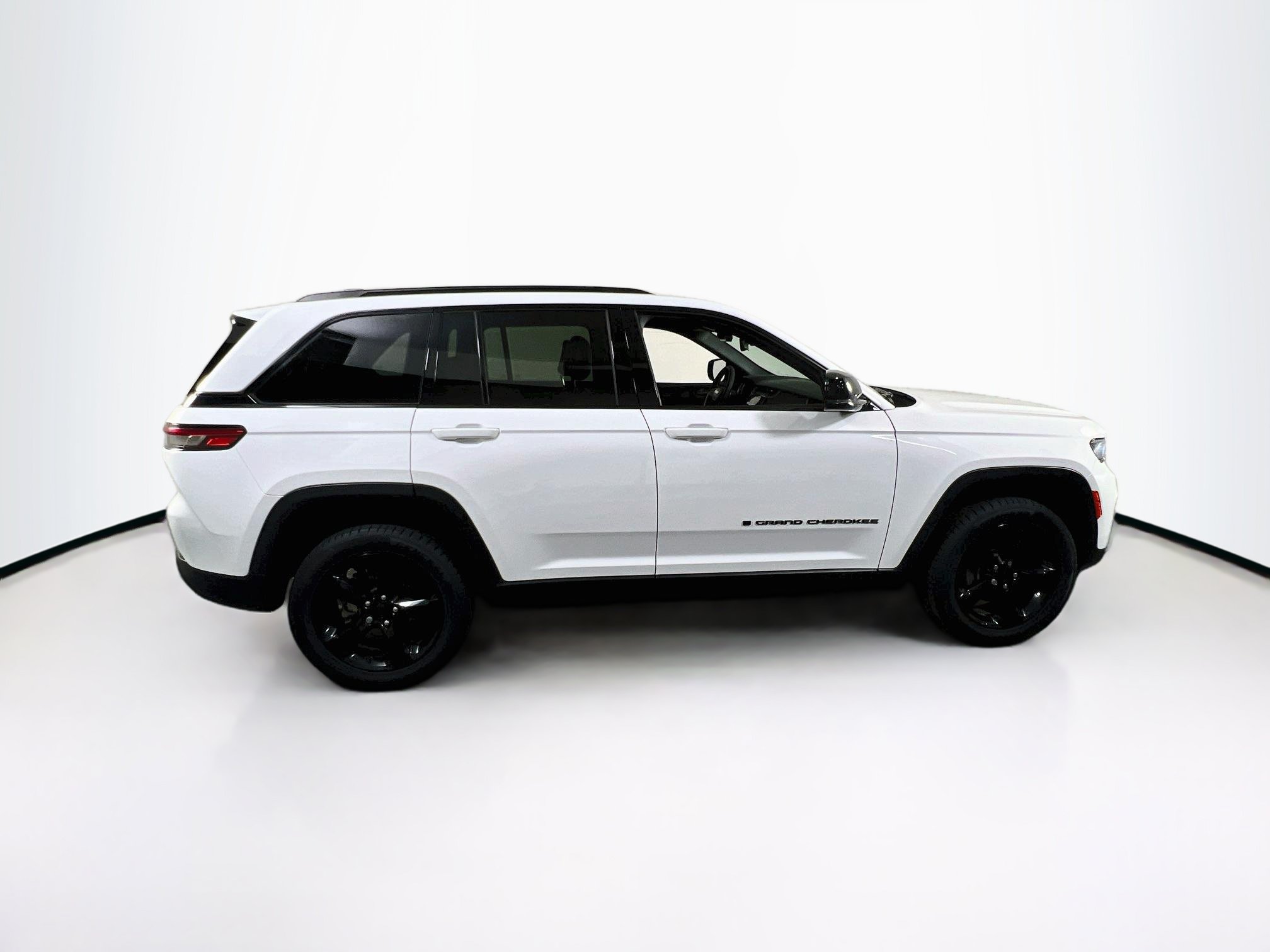 Used 2023 Jeep Grand Cherokee Altitude AWD/4WD image 4