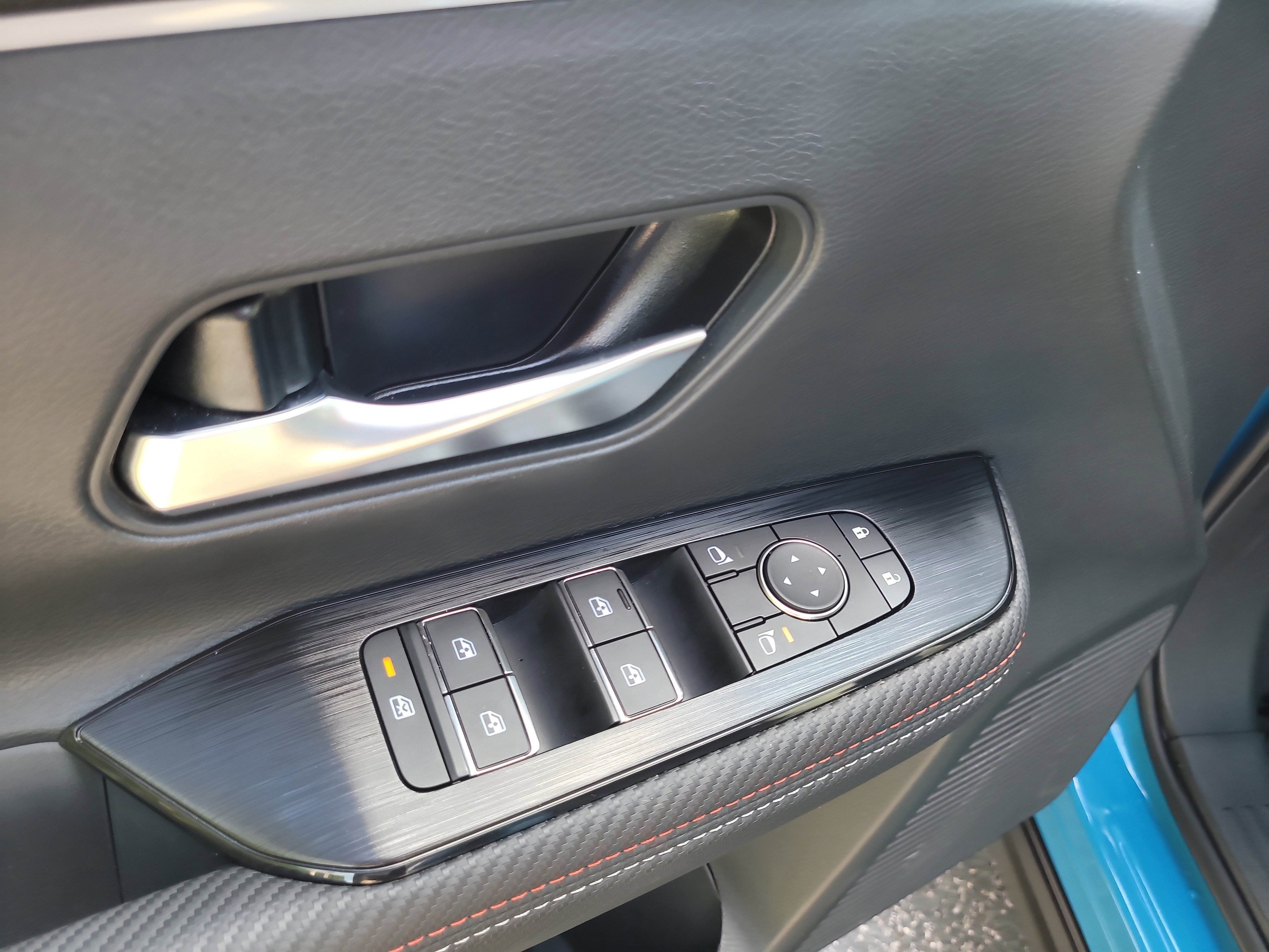 Used 2025 Nissan Kicks SR FWD image 19