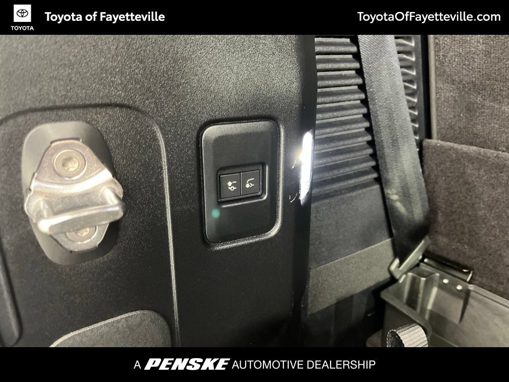Used 2025 Land Rover Defender 130 X-Dynamic SE AWD/4WD image 19