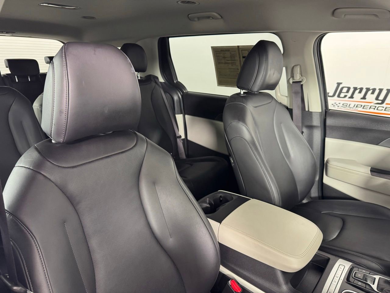 Used 2023 Kia Carnival LX image 34