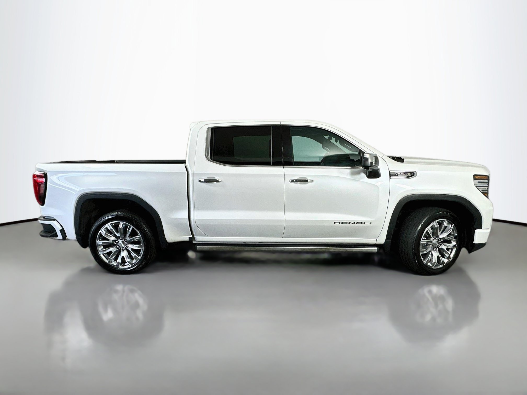 Used 2024 GMC Sierra 1500 Denali w/ Denali Reserve Package AWD/4WD image 8