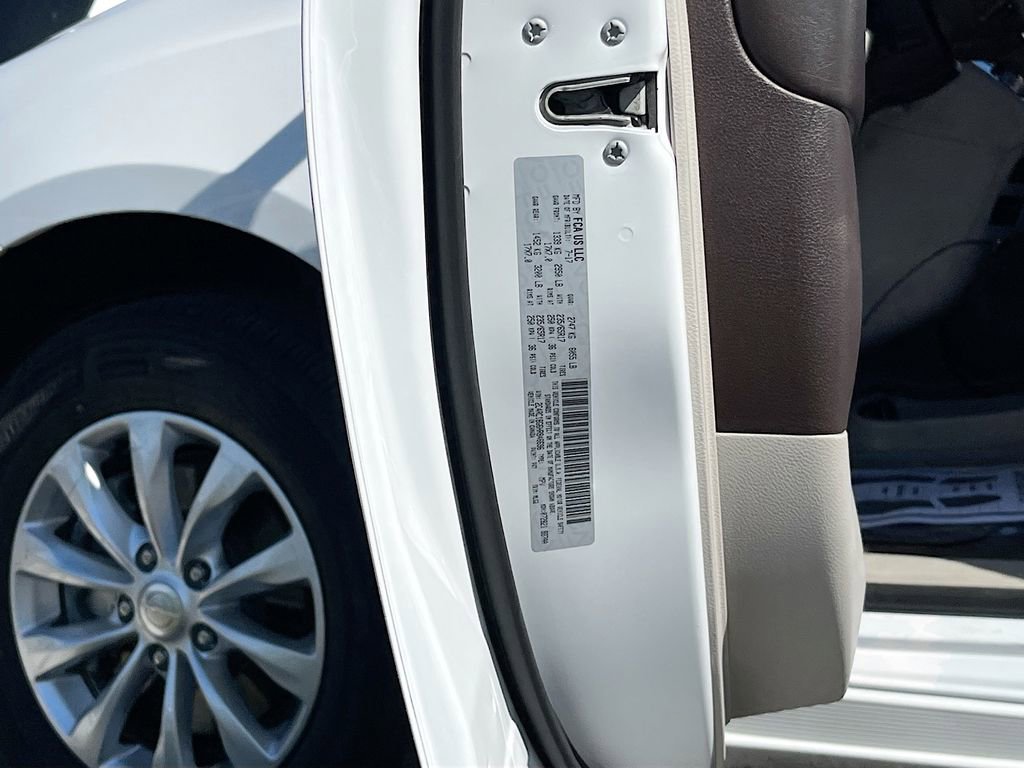 Used 2017 Chrysler Pacifica Touring-L image 30