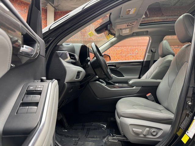 Used 2023 Toyota Highlander Platinum image 19
