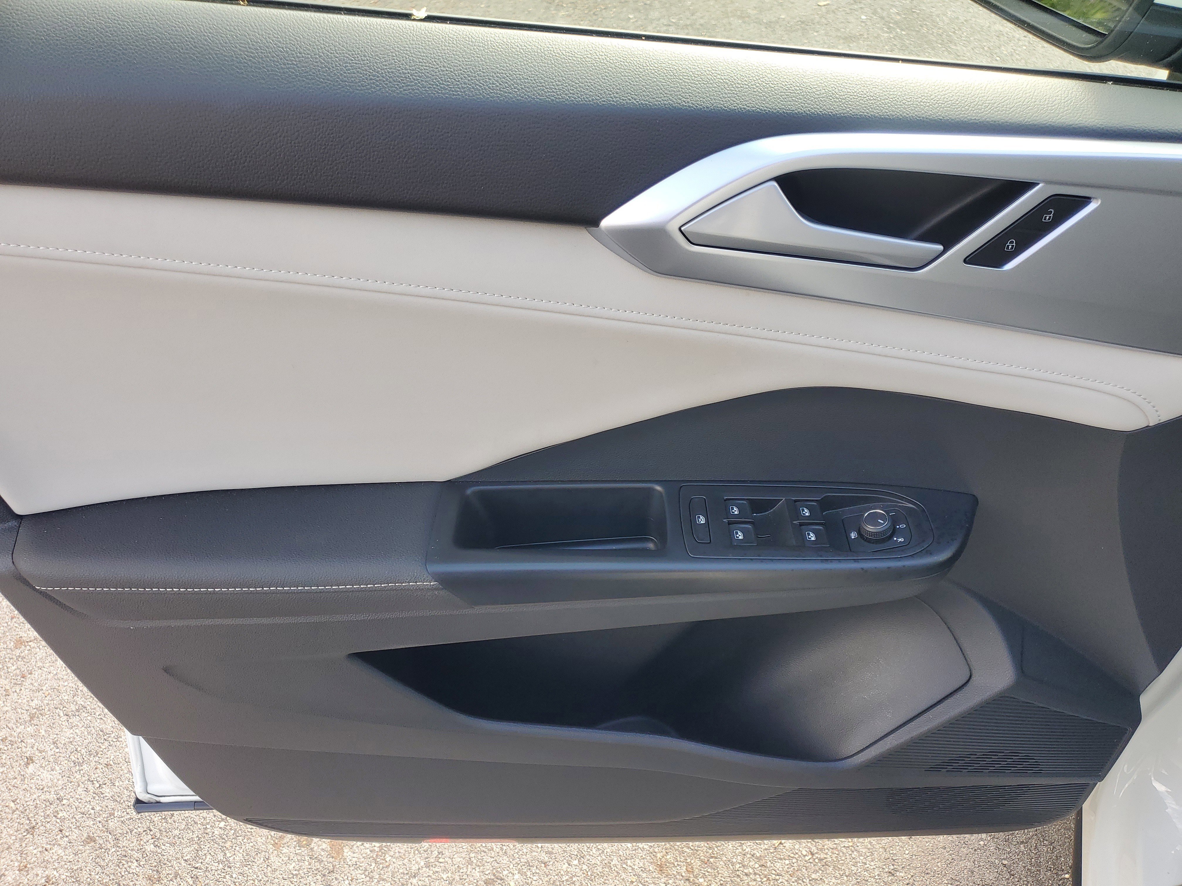 Used 2025 Volkswagen Taos SE FWD image 17