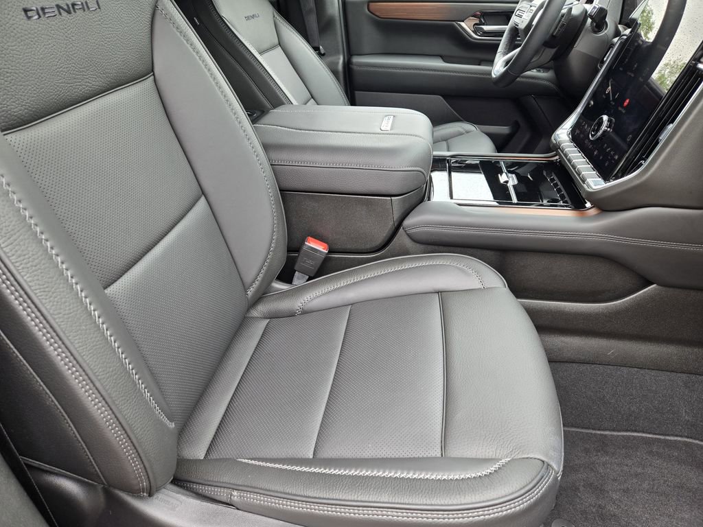 Used 2026 GMC Yukon Denali w/ Sun & Power Step Package AWD/4WD image 12