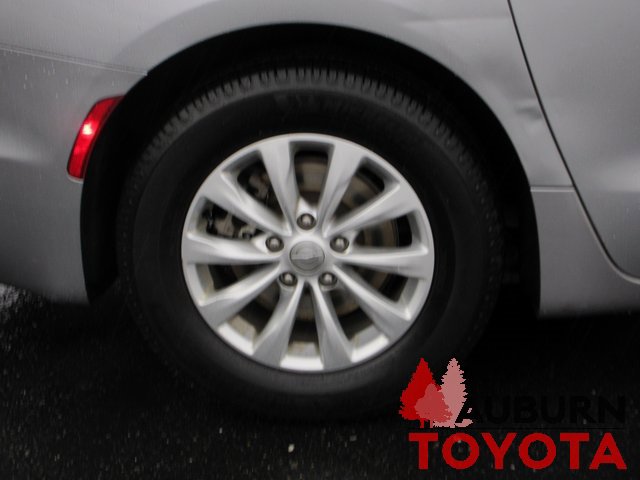 Used 2017 Chrysler Pacifica Touring-L image 4