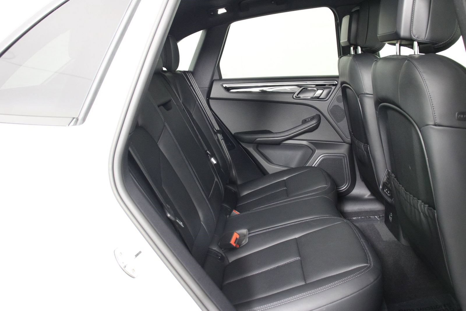 Certified 2026 Porsche Macan AWD/4WD image 32