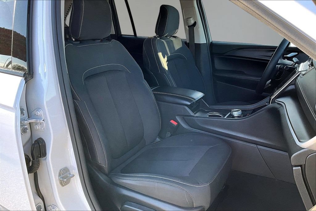 Used 2023 Jeep Grand Cherokee Laredo AWD/4WD image 28