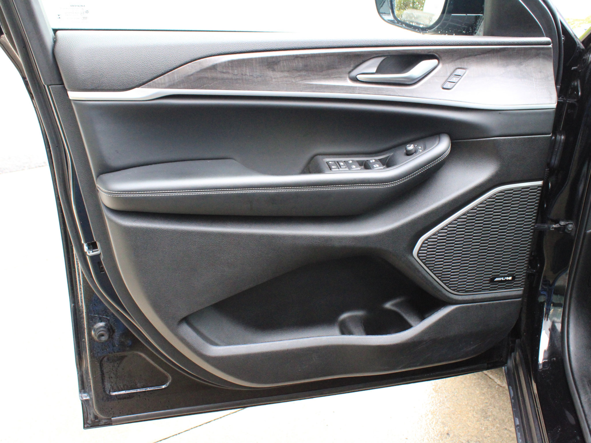 Used 2022 Jeep Grand Cherokee L Limited w/ Black Appearance Package AWD/4WD image 9