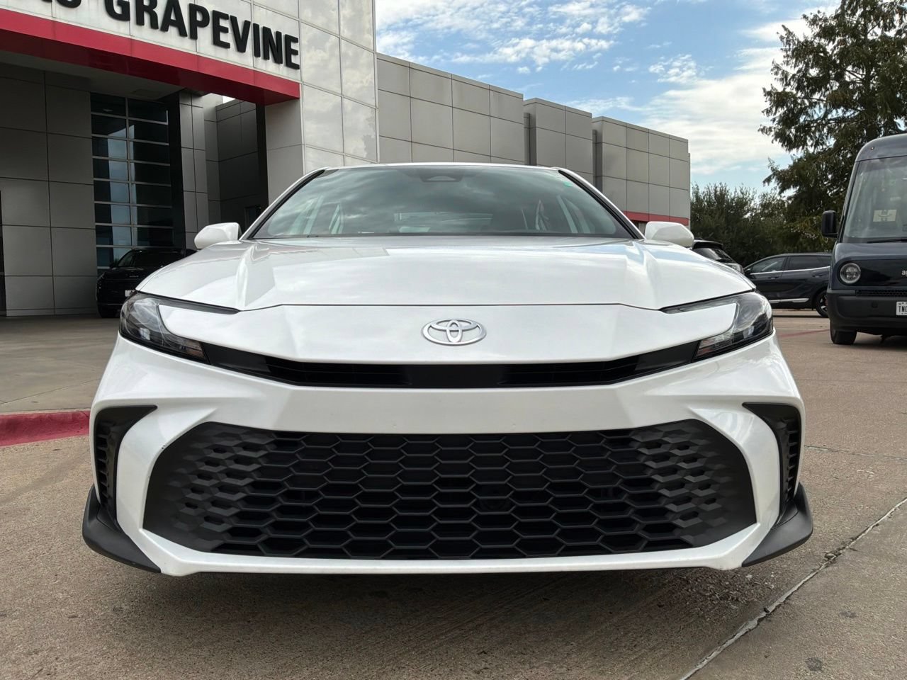 Used 2025 Toyota Camry SE FWD image 3