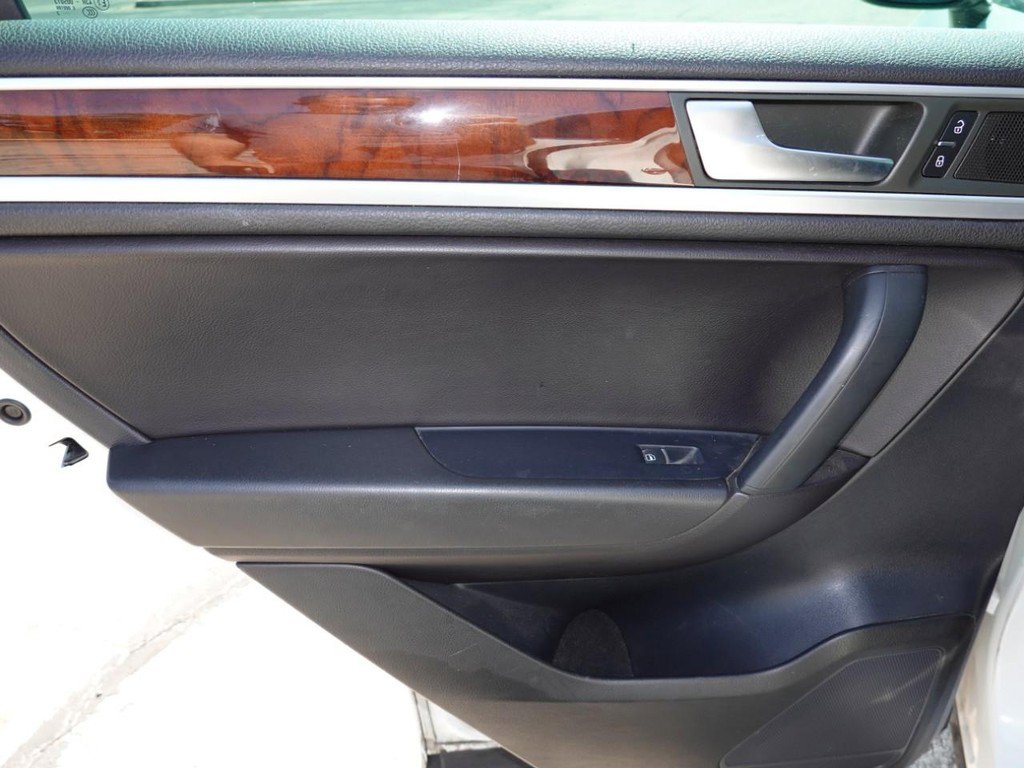 Used 2013 Volkswagen Touareg VR6 image 20