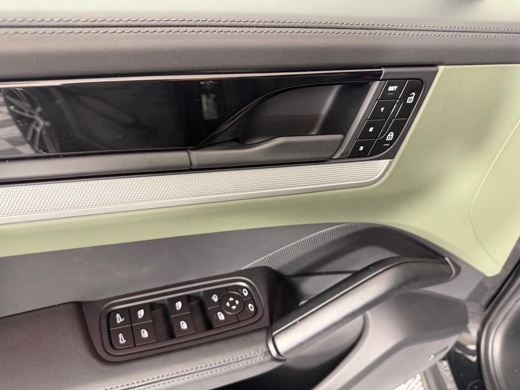 Certified 2025 Porsche Cayenne Coupe AWD/4WD image 17