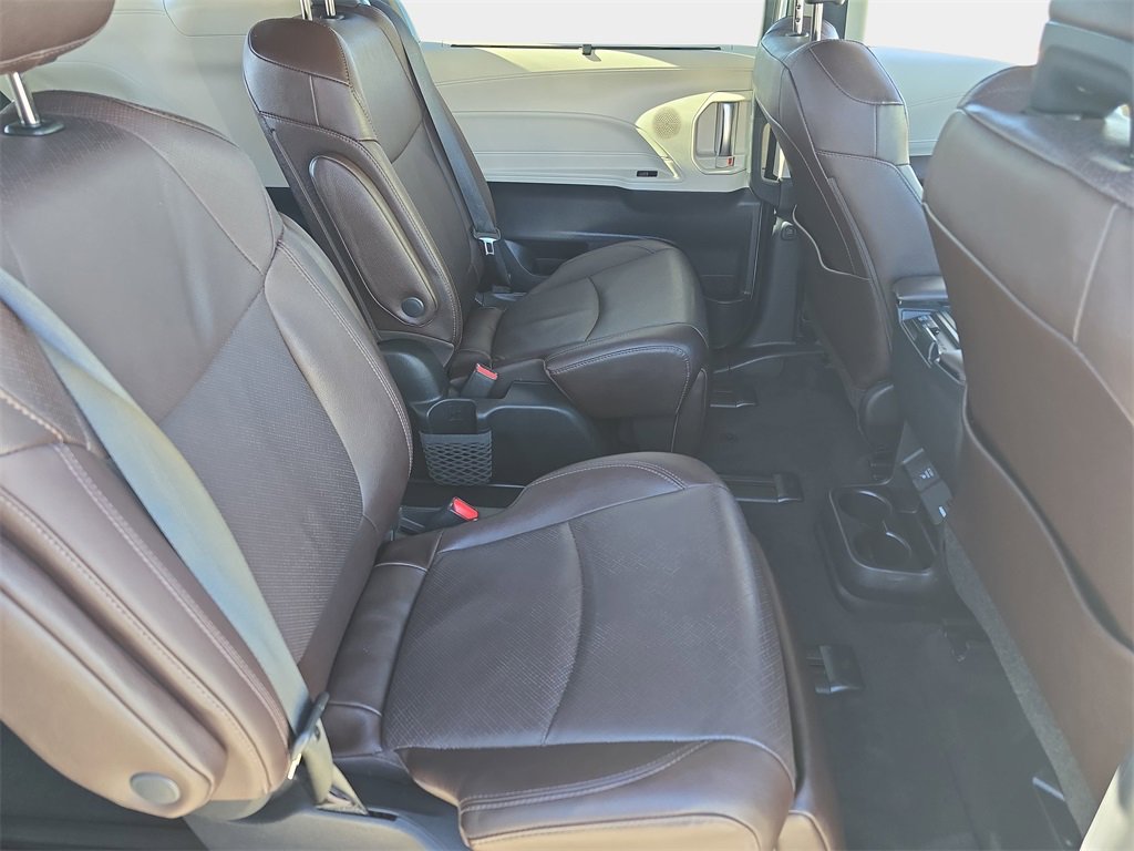 Used 2022 Toyota Sienna Platinum image 13