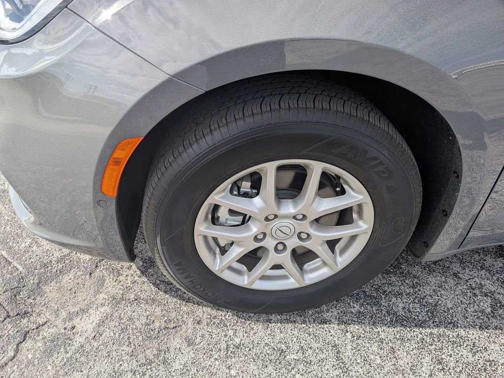 Used 2025 Chrysler Pacifica Select image 10