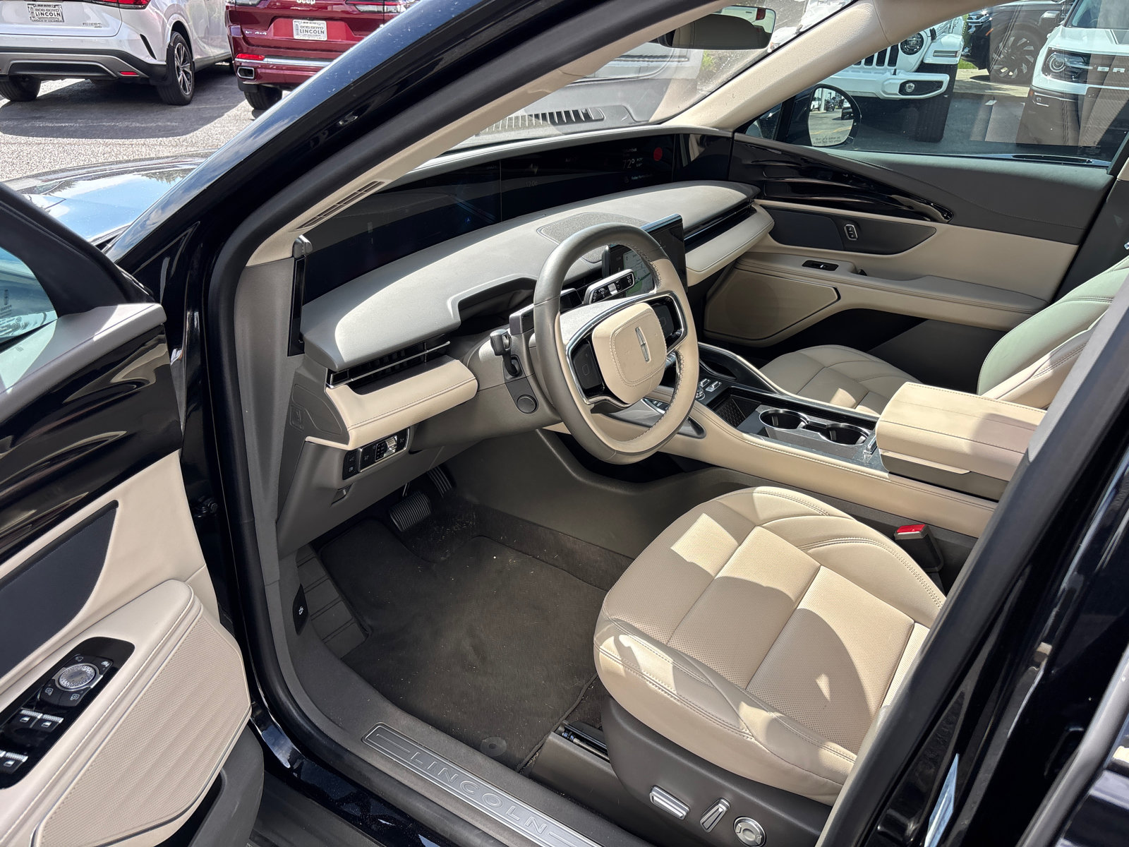 Used 2025 Lincoln Nautilus Premier AWD/4WD image 24