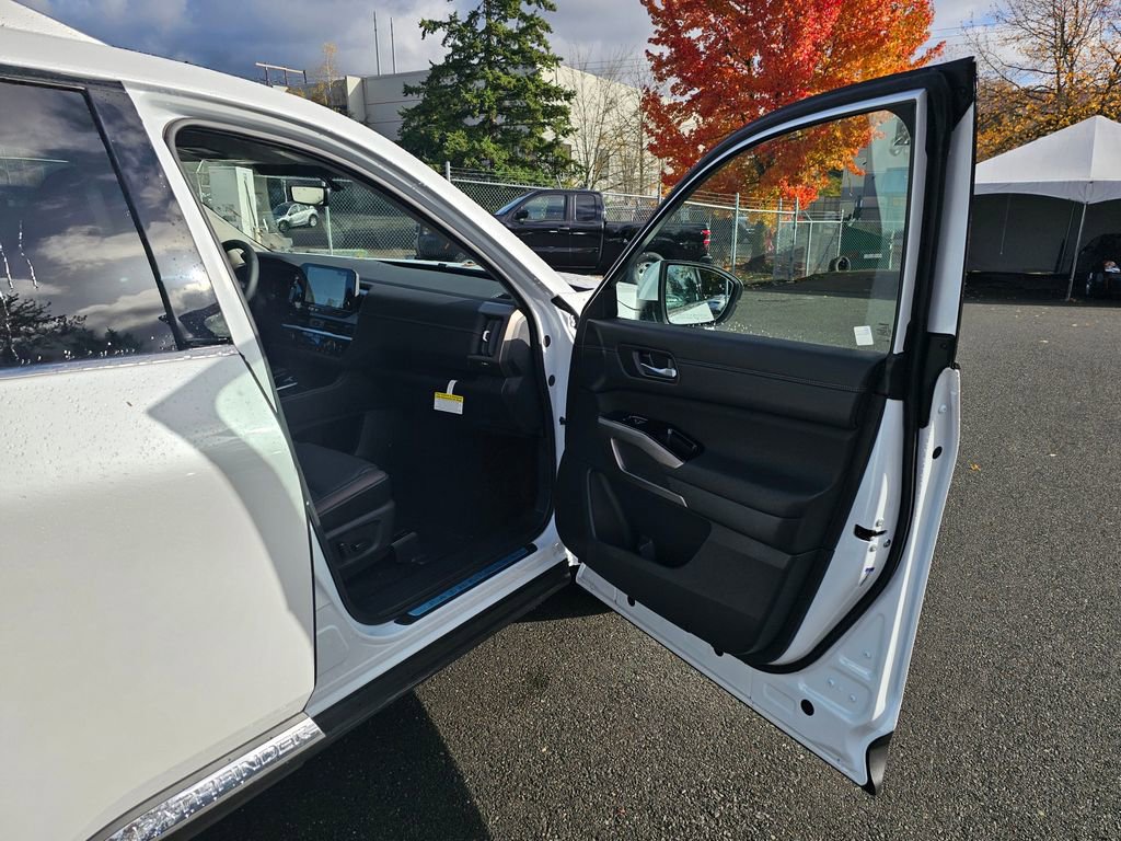 New 2025 Nissan Pathfinder Platinum w/ Cargo Package image 32