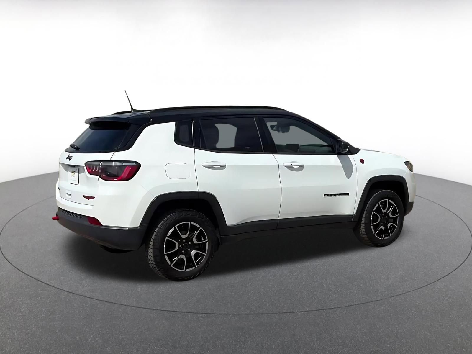 Used 2025 Jeep Compass Trailhawk image 14